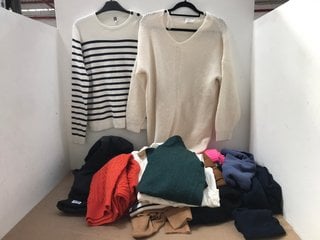 QTY OF ASSORTED WOMENS CLOTHING ITEMS TO INCLUDE KNITTED STRIPE LONG SLEEVE JUMPER IN WHITE/NAVY - UK L: LOCATION - I6