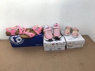 3 X PAIRS OF ASSORTED CHILDRENS SHOES TO INCLUDE BIRKENSTOCK RIO SANDALS IN CANDY PINK - UK 2.5: LOCATION - I5