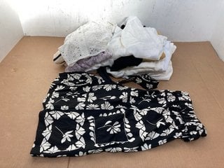 QTY OF ASSORTED WOMENS CLOTHING ITEMS TO INCLUDE PAIR OF ANNE WEYBURN FLORAL PRINT LINEN SHORTS IN BLACK/WHITE - UK 14: LOCATION - I4