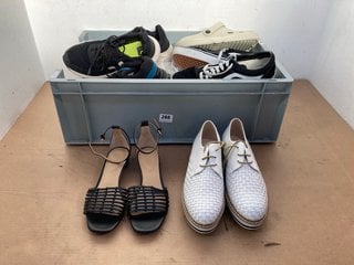 QTY OF ASSORTED SHOES TO INCLUDE PAIR OF CROCS SLIP ON SHOES IN BEIGE - UK 6/7: LOCATION - I3