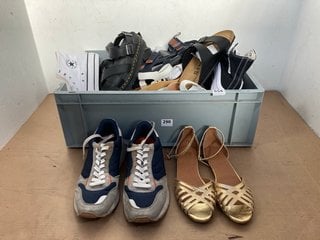 QTY OF ASSORTED SHOES TO INCLUDE PAIR OF CONVERSE PLATFORM SHOES IN WHITE - UK 6: LOCATION - I3