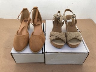 PAIR OF WOMENS WEDGED SUEDE HEELS IN TAN - UK 6.5 TO ALSO INCLUDE PAIR OF CHATTAWALK WEDGED HEELS IN TAUPE - UK 4: LOCATION - I3