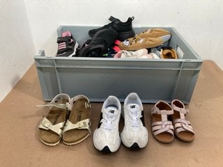 QTY OF ASSORTED CHILDRENS SHOES TO INCLUDE PAIR OF BIRKENSTOCK BUCKLE SANDALS IN METALLIC GOLD - UK 11.5: LOCATION - I3