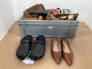 QTY OF ASSORTED SHOES TO INCLUDE PAIR OF CLASSIC CROCS IN BLACK - UK M8/W10: LOCATION - I3