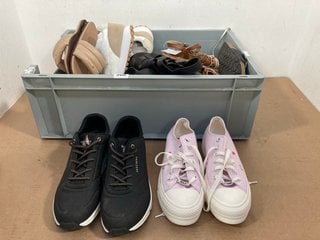 QTY OF ASSORTED SHOES TO INCLUDE PAIR OF CONVERSE PLATFORM SHOES IN BLACK/WHITE - UK 3.5: LOCATION - I3