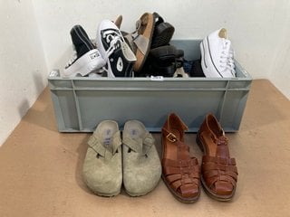 QTY OF ASSORTED SHOES TO INCLUDE PAIR OF BIRKENSTOCK BUCKLE MULES IN BEIGE - UK 6: LOCATION - I3