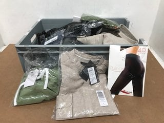 QTY OF ASSORTED CLOTHING ITEMS TO INCLUDE NIKE MENS SHORTS IN SAGE GREEN - UK L: LOCATION - I15