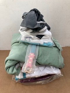 QTY OF ASSORTED CHILDRENS CLOTHING ITEMS TO INCLUDE M&S 1/4 ZIP HOODED TOP IN LIGHT GREY - UK 5-6YRS: LOCATION - I7