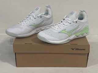 MIZUNO WAVE LUMI 2 TRAINERS IN GREEN AND WHITE UK SIZE 5.5 RRP £124: LOCATION - FRONT BOOTH