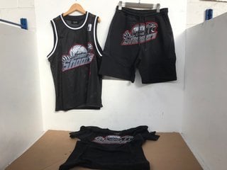 TRAPSTAR SHOOTERS BASKETBALL VEST IN BLACK & RED - UK SIZE: SMALL TO INCLUDE SHOOTERS SHORTS SET IN BLACK & RED - UK SIZE: MEDIUM: LOCATION - I13