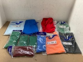 QTY OF ASSORTED CLOTHING IN VARIOUS SIZES TO INCLUDE JOMA ALTA TECNOLOGIA DEPORTIVA SHORT NOBEL GREEN - UK SIZE: SMALL: LOCATION - I13