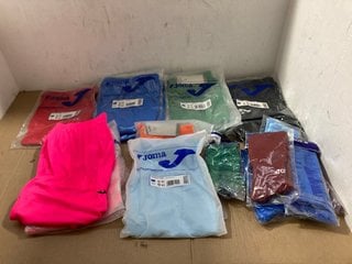 QTY OF ASSORTED CLOTHING IN VARIOUS SIZES TO INCLUDE JOMA ALTA TECNOLOGIA DEPORTIVA BLUE SOCKS - UK SIZE: LARGE: LOCATION - I13