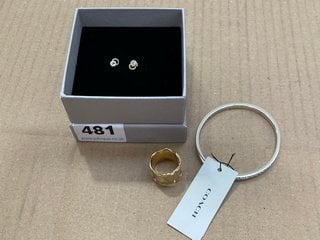 3 X ASSORTED JOHN LEWIS & PARTNERS JEWELLERY ITEMS TO INCLUDE DEBORAH BLYTH TEXTURED WIDE BAND GOLD RING - SIZE R: LOCATION - E1