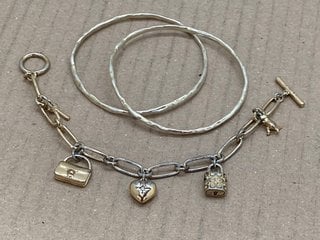 COACH SIGNATURE CHARM LINK BRACELET IN GOLD TO ALSO INCLUDE 2 X TEXTURED BANGLES IN GOLD: LOCATION - E1