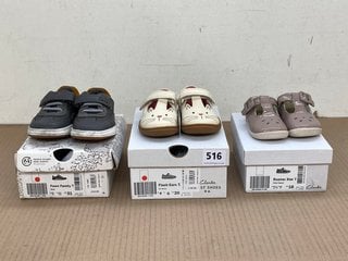 3 X ASSORTED CHILDRENS CLARKS SHOES TO INCLUDE ROAMER STAR BUCKLE SHOES IN PINK - UK 2.5: LOCATION - E3