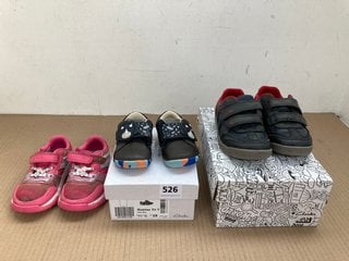 3 X ASSORTED CHILDRENS CLARKS SHOES TO INCLUDE ROAMER TRI SHOES IN GREY/BLUE - UK 3.5: LOCATION - E3