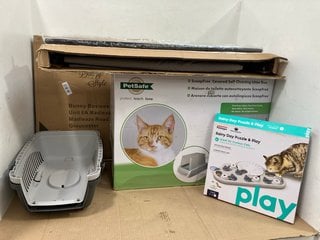 QTY OF ASSORTED PET ITEMS TO INCLUDE PETSAFE SCOOP FREE COVERED SELF CLEANING LITTER BOX: LOCATION - E4