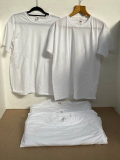 QTY OF FRUIT OF THE LOOM PLAIN CREW NECK T-SHIRTS IN WHITE - UK L: LOCATION - E14