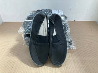 QTY OF PLAIN BLACK PLIMSOLLS IN BLACK - UK 7: LOCATION - E15