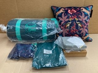 4 X ASSORTED BUNDLE BEDS ITEMS TO INCLUDE JUNIOR BUNDLE BED IN TEAL TO ALSO INCLUDE M&S EMBROIDERED VELVET SEQUIN ANIMAL CUSHION IN MULTI: LOCATION - J7