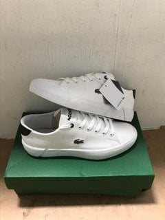 LACOSTE GRIPSHOT TRAINERS IN WHITE/BLACK - UK 5: LOCATION - J13