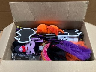 QTY OF ASSORTED HALLOWEEN ITEMS TO INCLUDE PACK OF TRICK OR TREAT BUCKETS IN VARIOUS COLOURS: LOCATION - J14