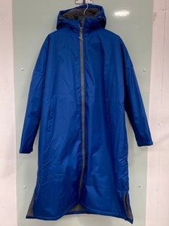 MOUNTAIN WAREHOUSE TIDAL BORG LINED WATERPROOF SWIM CHANGING ROBE IN BLUE - UK M - RRP £94.99: LOCATION - J16