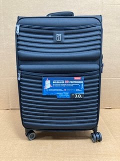 IT LUGGAGE LARGE FABRIC WHEELED SUITCASE IN BLACK: LOCATION - J16