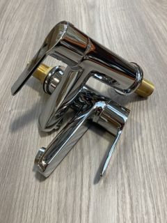 PAIR OF ALL CHROME BATH/BASIN PILLAR TAPS RRP £140: LOCATION - R1