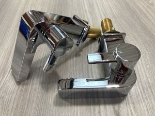 PAIR OF ALL CHROME BATH/BASIN PILLAR TAPS RRP £190: LOCATION - R1