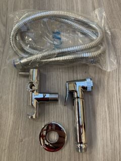 DOUCHE KIT IN CHROME RRP £105: LOCATION - R2