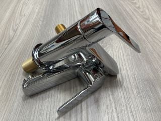 PAIR OF ALL CHROME BATH/BASIN PILLAR TAPS RRP £160: LOCATION - R3