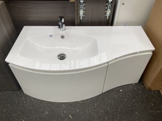 (COLLECTION ONLY) WALL HUNG 1 DRAWER 1 DOOR CURVED FRONTED SINK UNIT IN WHITE WITH A 1040 X 510MM 1TH POLY RESIN INTEGRATED BASIN AND COUNTERTOP WITH REPAIRABLE CHIP TO FRONT EDGE COMPLETE WITH A MON