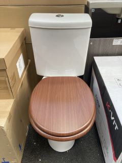 (COLLECTION ONLY) CLOSED COUPLED TOILET WITH CISTERN FITTINGS, DUAL FLUSH TOP BUTTON AND WOOD EFFECT SEAT RRP £299: LOCATION - A3