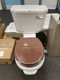 (COLLECTION ONLY) TRADITIONAL STYLED CLOSED COUPLED TOILET WITH CISTERN FITTINGS, FLUSH HANDLE AND WOOD EFFECT SEAT RRP £345: LOCATION - A6