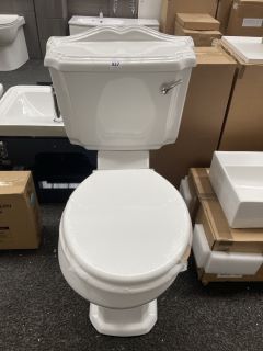 (COLLECTION ONLY) TRADITIONAL STYLED CLOSED COUPLED TOILET WITH CISTERN FITTINGS, FLUSH HANDLE AND WHITE WOODEN EFFECT SEAT RRP £385: LOCATION - A5