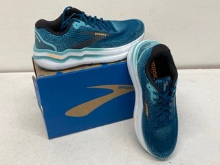 BROOKS MENS GHOST MAX 2 RUN & WALK TRAINERS IN MOROCCAN BLUE/AQUA/ORANGE POP - SIZE UK8.5 - RRP £145: LOCATION - BOOTH