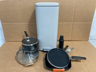 QTY OF ASSORTED KITCHEN ITEMS TO INCLUDE JOHN LEWIS & PARTNER 28CM NON STICK ALUMINIUM GRILL PAN: LOCATION - A17