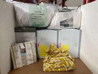 7 X ASSORTED BEDDING ITEMS TO INCLUDE JOHN LEWIS & PARTNERS SYNTHETIC SOFT TOUCH DOUBLE 13.5 DUVET: LOCATION - A15