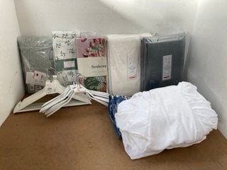 QTY OF ASSORTED JOHN LEWIS & PARTNERS HOUSEHOLD ITEMS TO INCLUDE SANDERSON DOUBLE DUVET COVER SET IN MULTI: LOCATION - A15