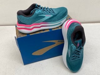 BROOKS WOMENS GHOST MAX 2 RUN & WALK TRAINERS IN STORM BLUE/KNOCKOUT PINK/AQUA - SIZE UK4.5 - RRP £145: LOCATION - BOOTH