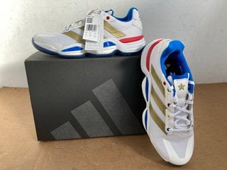 ADIDAS MENS STABIL 16 INDOOR TRAINERS IN CLOUD WHITE/GOLD METALLIC/DARK BLUE - SIZE UK 9.5 - RRP £140: LOCATION - A11