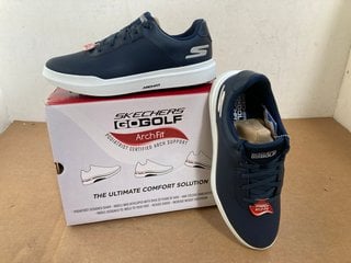 SKECHERS MENS GO GOLF WATERPROOF GOLF TRAINERS IN NAVY/WHITE - SIZE UK 10.5: LOCATION - A10