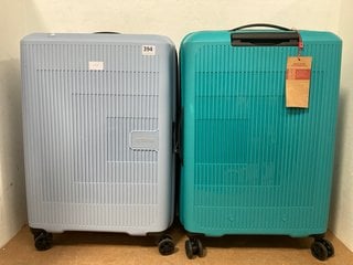 AMERICAN TOURISTER 4 WHEELED HARD SHELL MEDIUM SUITCASE IN LIGHT BLUE TO ALSO INCLUDE AMERICAN TOURISTER AEROSTEP SPINNER 4 WHEELED MEDIUM SUITCASE IN TURQUOISE: LOCATION - A8