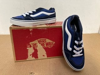 VANS CALDERONE TRAINERS IN BLUE/WHITE - UK SIZE 5.5: LOCATION - C10