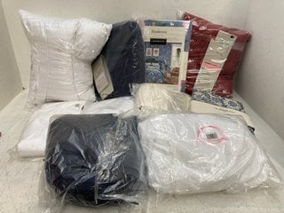 QTY OF ASSORTED BEDDING ITEMS TO INCLUDE SANDERSON DOUBLE DUVET COVER SET: LOCATION - C6