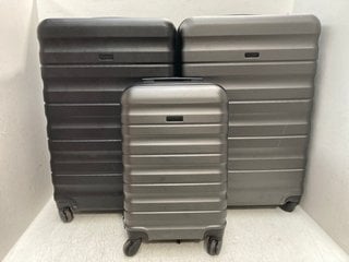 3 X JOHN LEWIS & PARTNERS TRAVEL SUITCASES IN VARIOUS SIZES IN BLACK AND GREY: LOCATION - C6