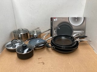 QTY OF ASSORTED KITCHEN ITEMS TO INCLUDE JOHN LEWIS & PARTNERS CLASSIC 26CM CHEF'S PAN WITH LID: LOCATION - C5