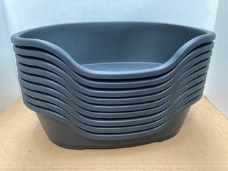 9 X SMALL PLASTIC DOG BASKETS IN BLACK: LOCATION - C5