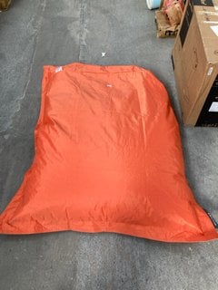 MEDIUM-SIZE BEAN BAG CHAIR IN LUMINOUS ORANGE: LOCATION - B3